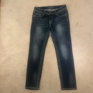 Y2k jeans - Coola jeans från blue monkey luxury i storkel 32/32. Finns inga defekter för har inte använt någon gång🫶