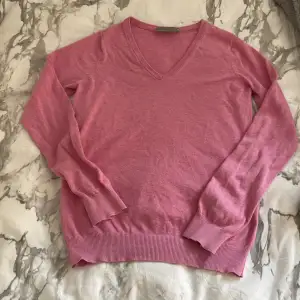 Jätte fin rosa tröja som inte kommer till användning 💗Den e knappt använd och i fint skick!