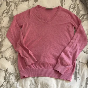 V-ringad rosa tröja💗 - Jätte fin rosa tröja som inte kommer till användning 💗Den e knappt använd och i fint skick!