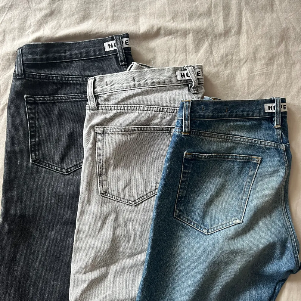 Tre par Jeans från Hope i storlek 31. Använt skick, inga defekter. I färg svart, grå och blå. Nypris per byxa 2200kr. Priset är för alla tre tillsammans, kan sälja var för sig också.. Jeans & Byxor.
