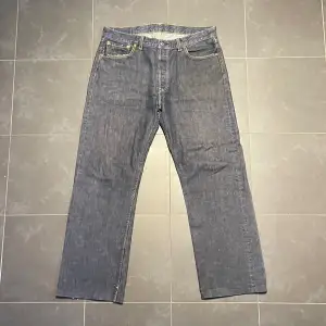 Schysst baggy levis jeans. Midja W36 innerbenslängd L29 (73 cm). Hör av dig om du har några frågor eller för mer bilder.