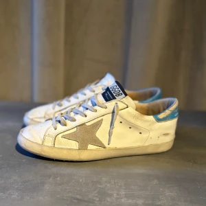 Golden goose  - Tja, säljer nu dessa super snygga Golden goose skor storlek 40 men passar 41.Nypris 6799 mitt pris 1299. Priset är inte fast, kan gö ner i pris vid en snabb affär 😁🙌🏻