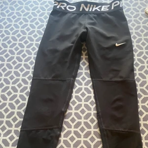 PRO Nike byxor - PRO Nike byxor i storlek 140
