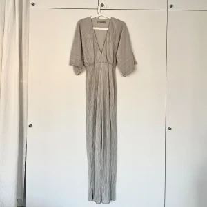 Silvrig balklänning - Så fin balklänning som ger lite kimono vibe, kommer med ett brett skärp som man knyter. Använd 2 gånger, på min egna studentbal och ett nyår därefter. Såå fin. Silverskimrande