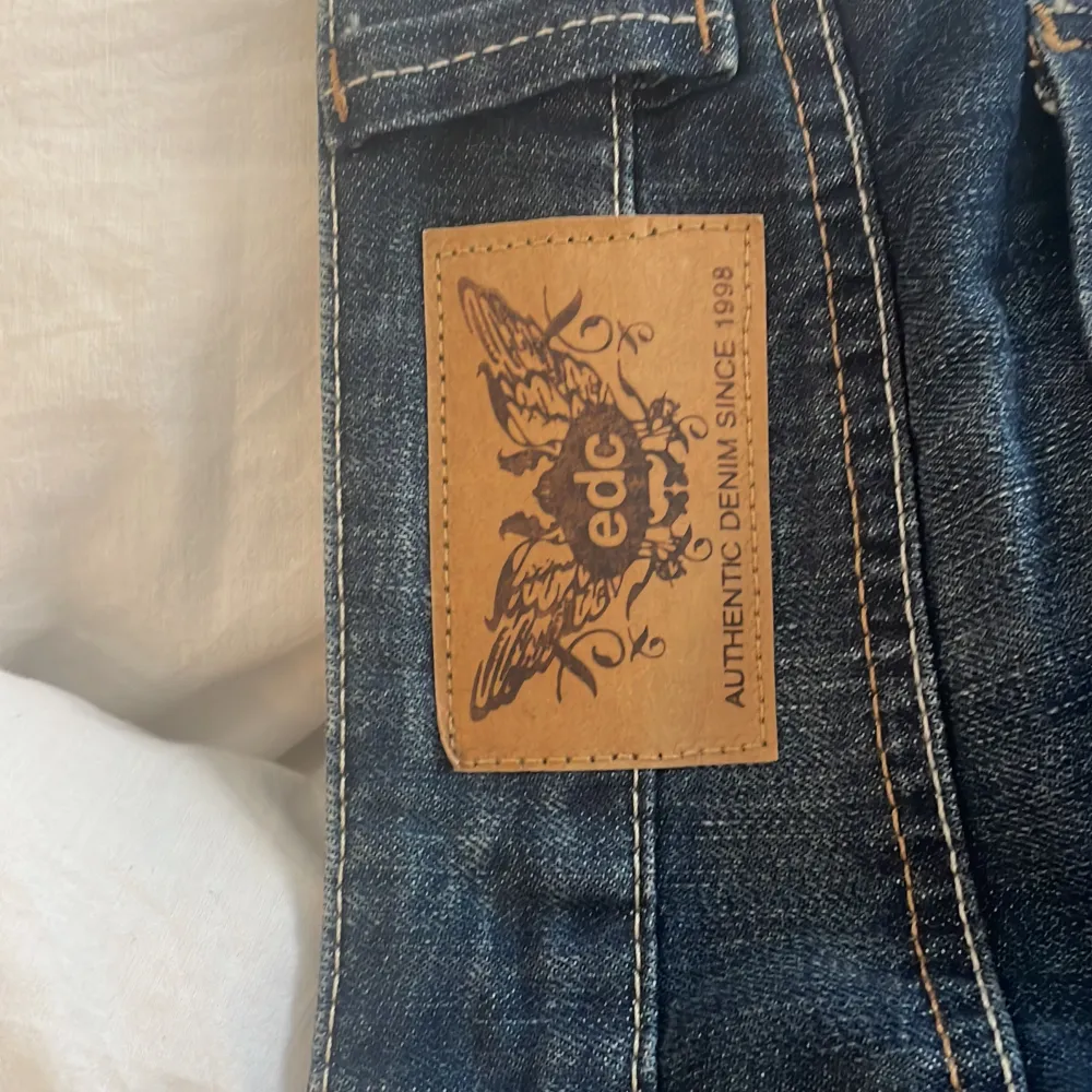 Org pris: 800  Säljer för: 450-500  Helt Nytt!  The tag is still on!  Have 2 pairs of the same jeans 😊 Kan träffas i stan/ Fridhemsplan 🫶🏼🫶🏼🫶🏼. Jeans & Byxor.