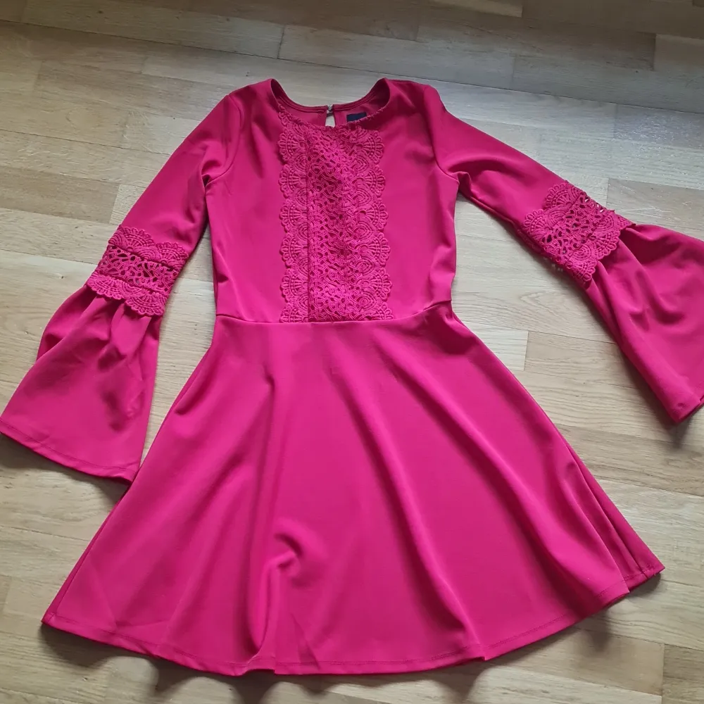 Väldigt fin röd klänning. säljer pga inte min stil. Det står 12 år I storlek men passar S. Klänningar.