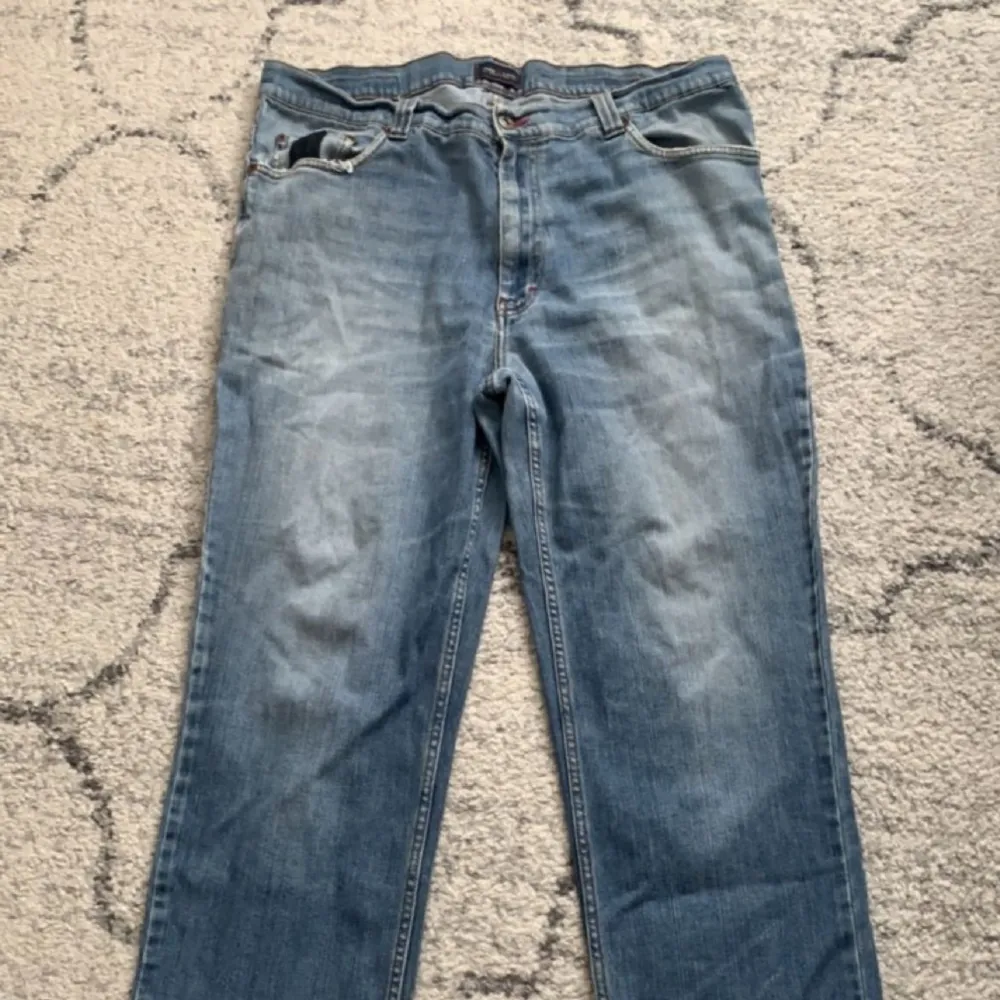 säljer dessa baggy jeans, kommer ej t använding dem e skit stora p mig💯🤣. Jeans & Byxor.