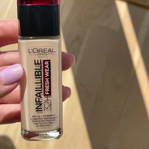 L’oreal Infaillible foundation  - Säljer denna foundation från L’oreal i färgen ”15 porcelaine” som jag öppnade väldigt nyligen, kolla sista bilden för att se hur mycket som är kvar cirka. Använt lite av den pga fel färg. 