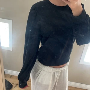 Tröja - Tröja med puffiga ärmar och mönster(se andra bilden)