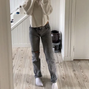  Jeans - Säljer dessa fina jeans då dom inte passa längre  Ps dom två sista bilderna är lånade