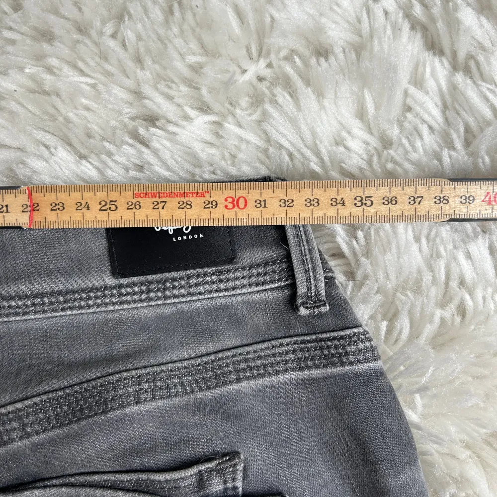 Så fina lågmidjade jeans från märket Pepe jeans , i toppskick🖤🖤strl 25/30, midjemått 33cm och innerbenslängd 71cm. Jeans & Byxor.