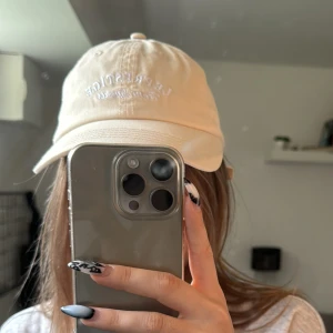  Beige keps  - Jättefin keps i perfekt skick/nyskick aldrig använt den. 💗💗