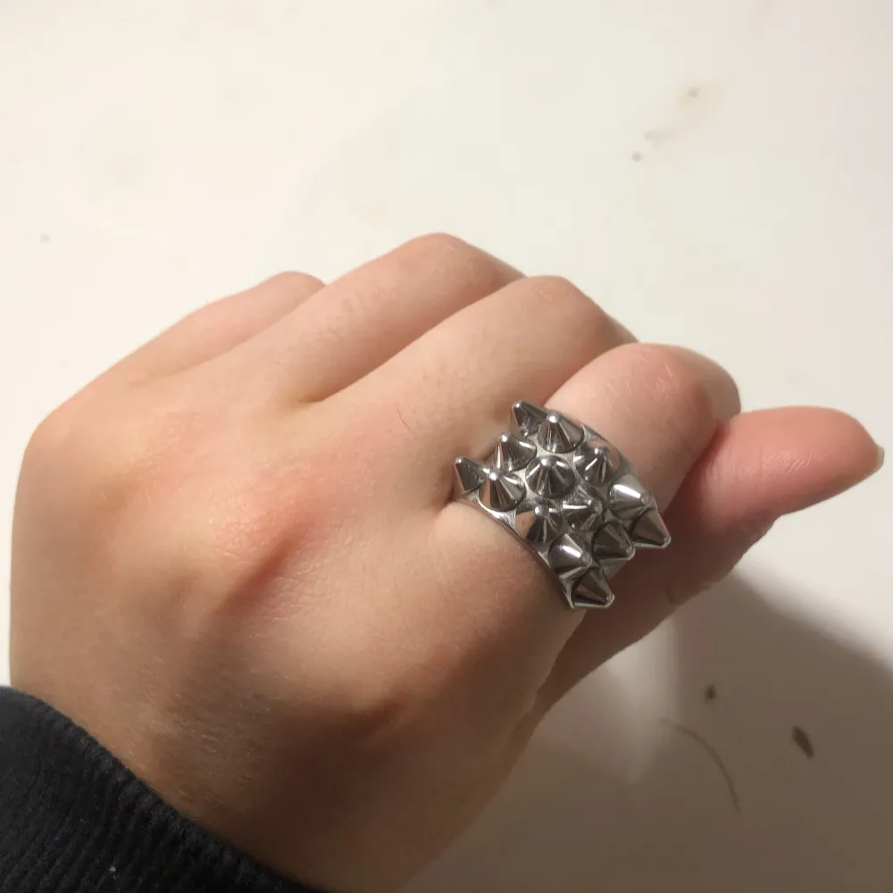 Jag säljer min ring som jag fick som en prisent av min vän men använder dock inte den eftersom jag har blivit en guld tjej den är som hellt ny och fick den i en ask med olika smycken. Accessoarer.