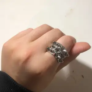Jag säljer min ring som jag fick som en prisent av min vän men använder dock inte den eftersom jag har blivit en guld tjej den är som hellt ny och fick den i en ask med olika smycken