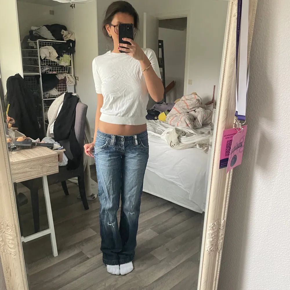 Superlågmidjade jeans som är från 2000-talet. Sitter som en smäck på mig som är ca 165 cm lång, och brukar nära storlek 34/36. Farkut & Housut.