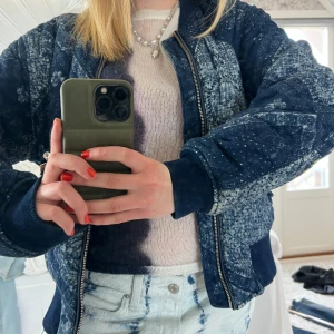 Cool vår jacka med mönster - Säljer min jätte fina vår jacka med coolt mönster! Hör av er!❣️
