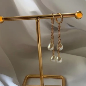 Örhängen  - Sjukt snygga örhängen Köp för 129kr styck eller 219kr paret. Modell 067/ 090