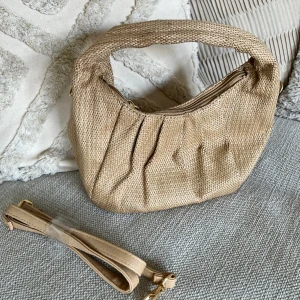 Väska 💼  - Så söt från Primark och köpt i Palma. Aldrig använd och en längre axelrem tillkommer🤎 Hör av er vid frågor! 