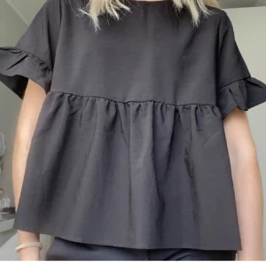 Svart volangtopp - Super söt passar S och M🌸🌸