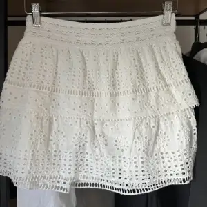 Vit zara kjol som inte används (lånad bild) skriv för egna bilder❤️bra skick men några få trådar som sticker ut. Inbyggda shorts under