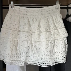 Zara kjol - Vit zara kjol som inte används (lånad bild) skriv för egna bilder❤️bra skick men några få trådar som sticker ut. Inbyggda shorts under