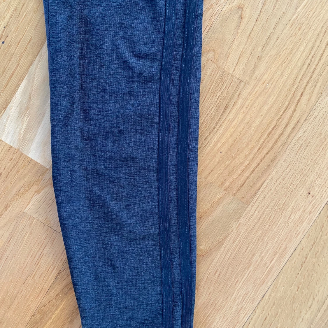 Mörk grå melerade träningstights i strl L från Stronger   - 90