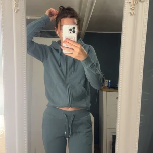 Mysset - Hej! Jag säljer nu mitt mjukis-set från Cubus eftersom det inte används. Byxorna är lågmidjade/midwaist, storlek XS. Tröjan är i storlek S. Färgen är lite svår att beskriva så hör av er ifall ni har några frågor eller vill ha fler bilder!💗
