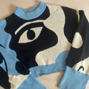 Jättefin stickad croppad tröja från Monki, endast använd ett fåtal gånger, nyskick 
