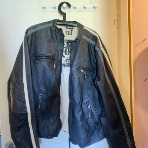 läderjacka  - läderjacka från Tom Wolfe, köpt second hand i Berlin för 500kr, säljer pga inte använt tillräckligt. 
