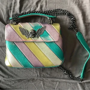 Max Jenny väska - Så snygg väska från Max Jenny. Lite av färgen har lossnat, men det syns inte alls så mycket!