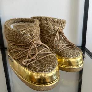 Superfina moonboots liknande skor från Colors of California i Guld färg✨ Storlek 39  Köparen står för frakt!!