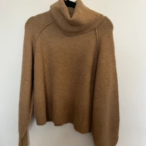 Stickad tröja  - Stickad tröja från vero moda. Tror inte dom säljer den någon mer men köpt för cirka 350kr. Använt kanske 2 gånger 