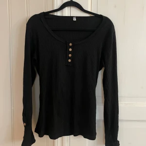 Svart tröja - Svart tröja med bruna knappar storlek M