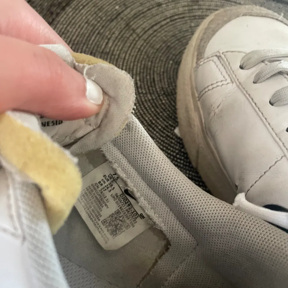 Jätte snygga Nike skor som inte längre kommer till användning. Helt äkta, använt några gånger. Har lite syn på användning, lite smuts på snöret men går att tvätta bort. Storlek: 38,5 Nypris: 1300kr Säljer för: 800kr. Skor.