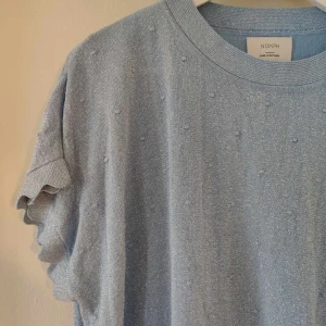 Glittrig topp nümph - Ljusblå glittrig topp med prickar från nümph. Aldrig använd. 