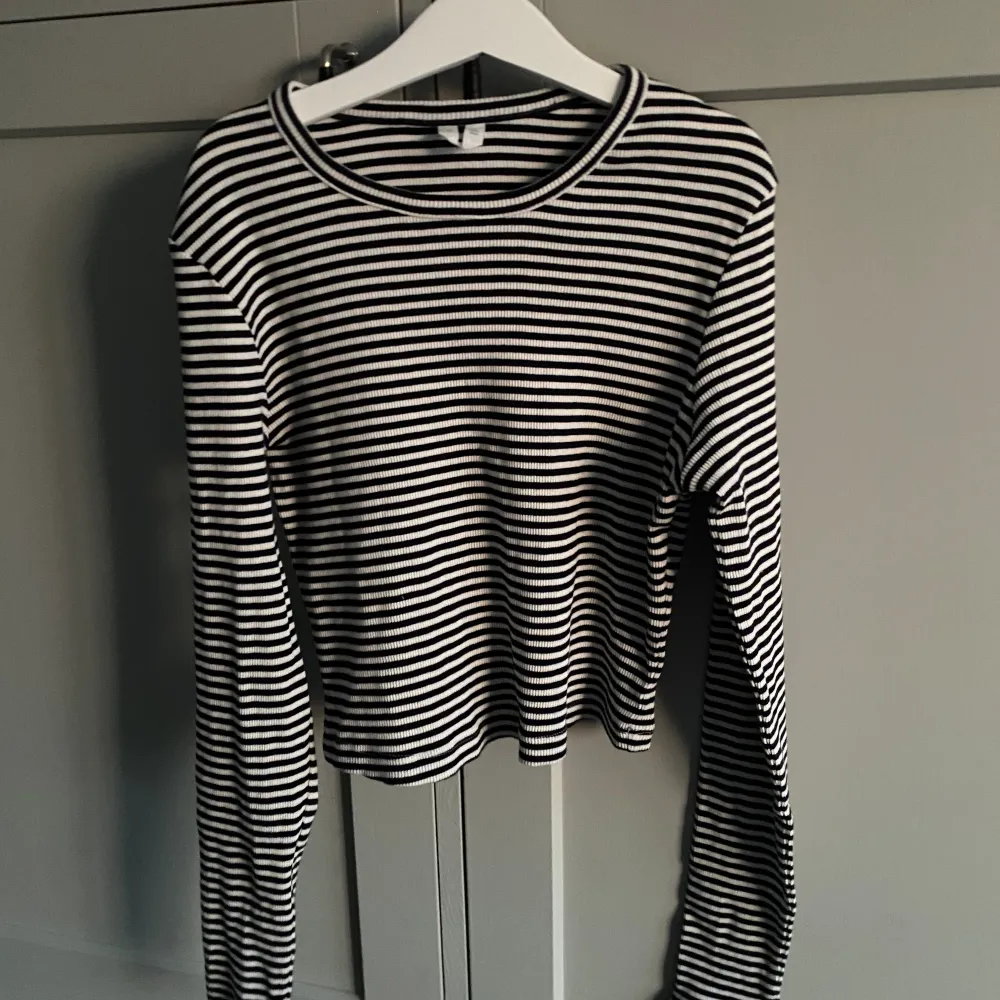 Supersöt svart och vitrandig långärmad tröja 💗 Använd väldigt få gånger så i nyskick 💕 Storlek S 💘 Från arket 💓💓. Tröjor & Koftor.