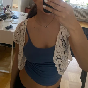 Spetsig vit bolero🤍 - Köpt secondhand, men använd få gånger och den är i bra skick!🥰🥰