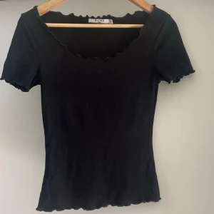 Svart topp/tröja - Jättefin svart topp/tröja, använd väldigt få antal gånger. Jättebra skick. Pris kan diskuteras!