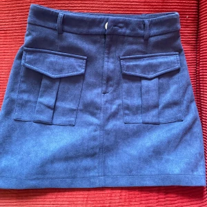 Kort kjol  - Använd nån gång, nyskick. Material och färg syns på bild 3💞
