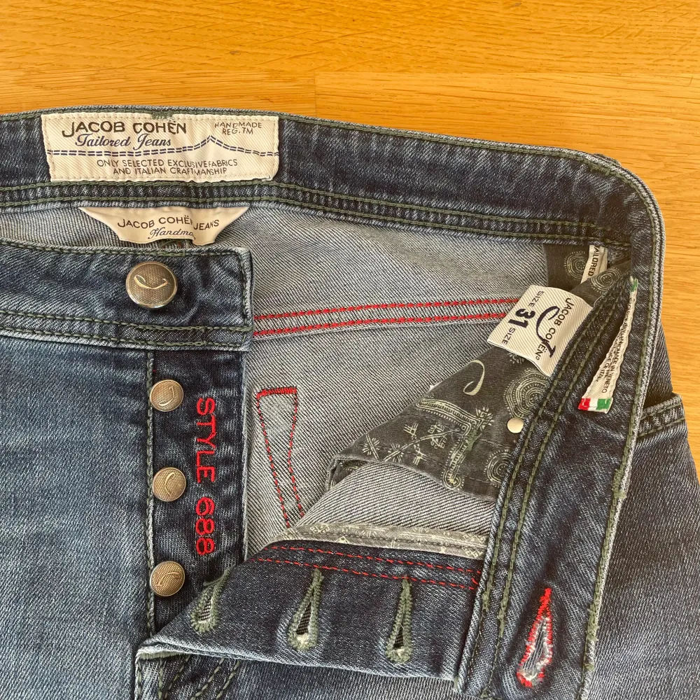Säljer dessa slim jeans från Jacob Cohen i modellen 688. Storleken är 31.  Jeansen är i toppskick och har inga tecken på användning.. Jeans & Byxor.
