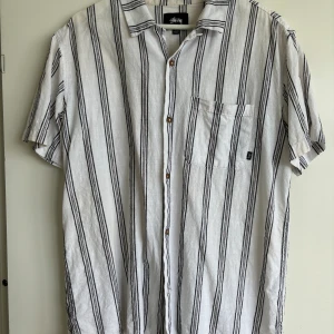 Stussy - Säljer en Stussy skjorta,  Den sitter en aning för stort på mig och kommer därför inte till någon användning,(fint skick)