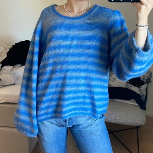 Mysig stickad tröja - Stooor mysig tröja i finaste färgerna!! Strl xl men passar oversized på mig med s💕💕