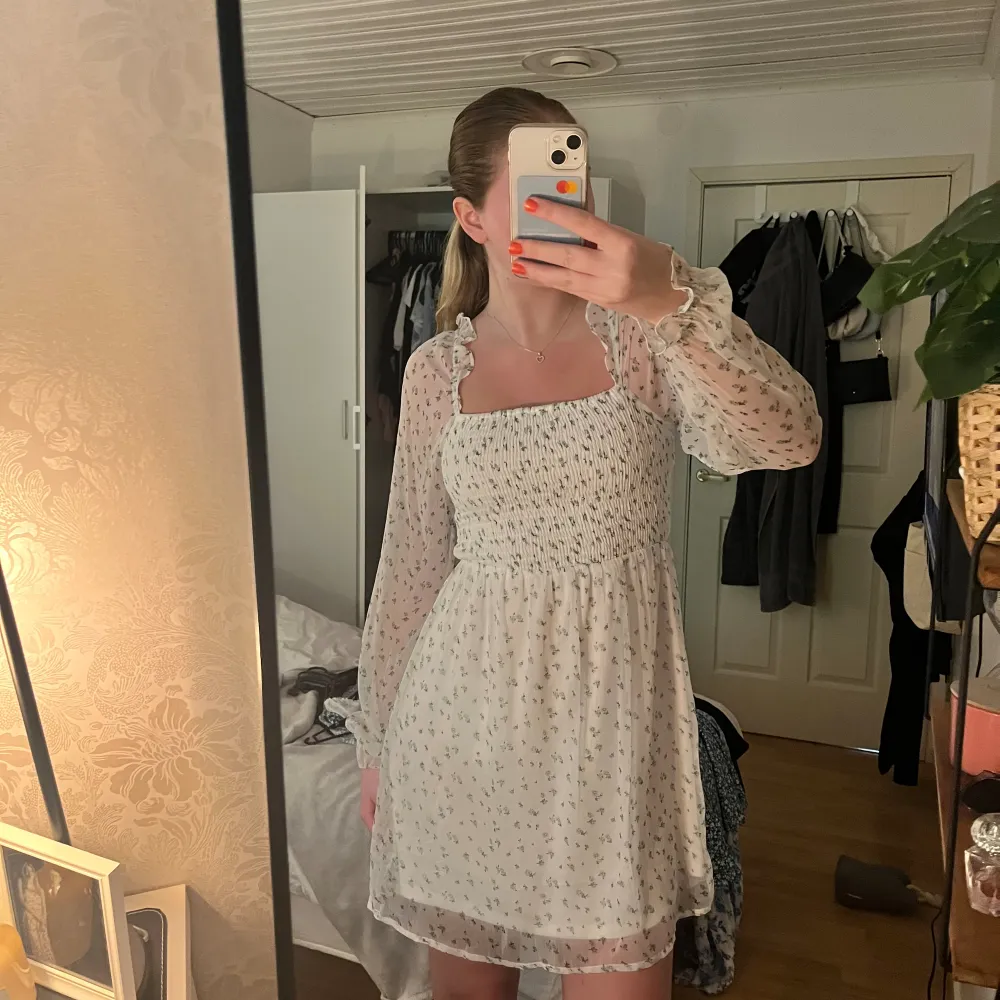 Säljer min vita sommar klänning med gröna blommor då det inte är min stil längre, använd ett fåtal gånger💕skriv vid intresse eller för mer information . Klänningar.