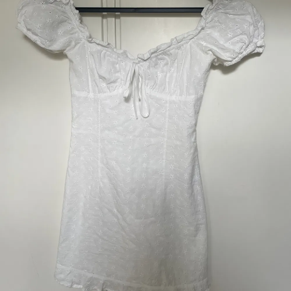 Säljer detta vita klänning som är perfekt till studenten. Den är från nelly och är slutsåld på deras hemsida. Klänningen är i bra skick🥰. Klänningar.