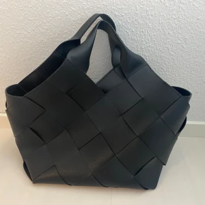 Flätad väska (stor) som ny - ICHI Miu Väska Big – Svart Flätad väska Ca mått: Bredd: 45 cm Höjd: 40 cm (med handtag) Djup: 22 cm Knappt använd , i nyskick. 