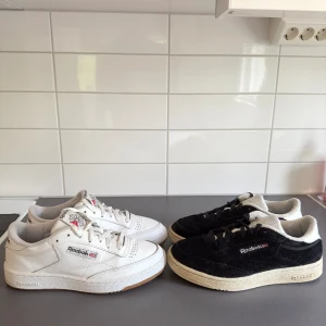 Reebok skor 2 par *Svart & Vit * - Hej! Säljer dessa 2 par Reebok skor i svart och vit färg. Grymt skick, inga slitage eller defekter. Nypris: 1100 x 2 Både skorna ingår i priset.   Storlek: 40,5 på bägge paren  Kan hämtas upp i Göteborg  Hör av dig om du enbart är intresserad av ett 