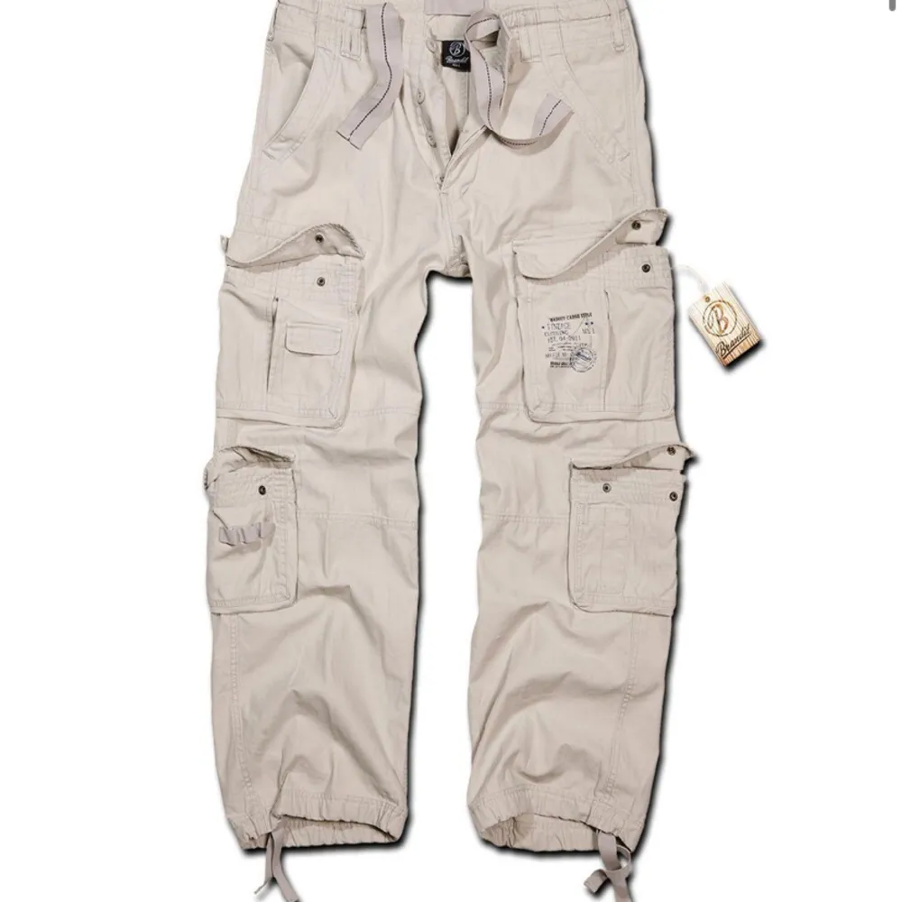 Väldigt fina cargo pants från BRANDIT i storlek S/M Är helt nya och knappt använda. . Farkut & Housut.