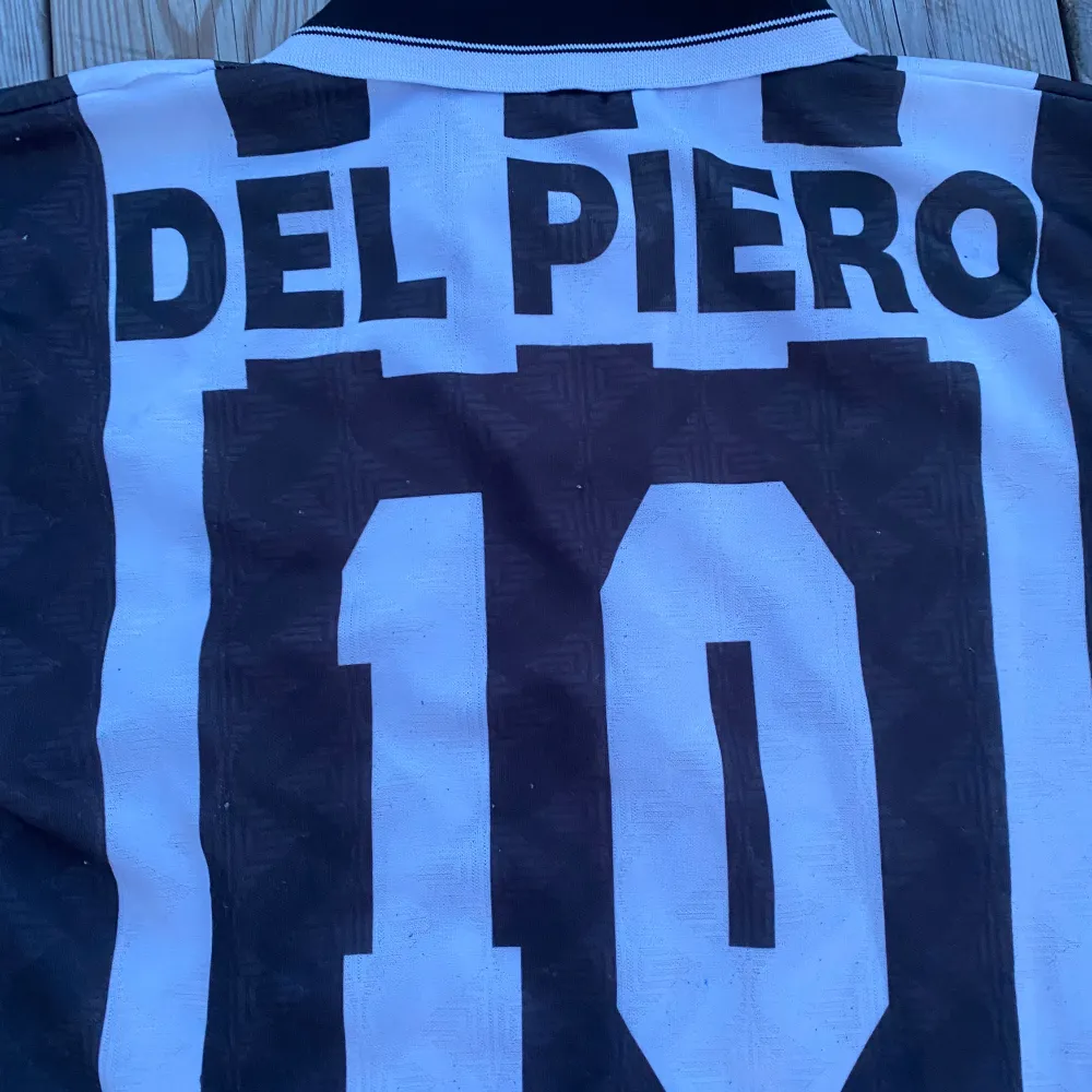 Tja, säljer denna riktigt unika Juventus fotbollstshirt med del Piero på ryggen! Tröjan är från 1990 talet. Tyvärr så finns det inget som kan intyga att den är äkta. Skicket är okej. Pris kan diskuteras vid snabb affär  Dalarna_resell. T-shirts.