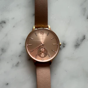 Damklocka - Klocka från river island i Roséguld färg. Använd kanske 1-2 gånger för flera år sen så i mycket bra skick. Står dock stilla, troligen pga dött batteri.