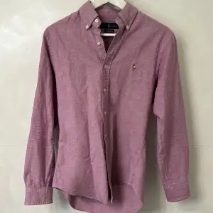 Använd Polo Ralph Lauren skjorta i toppskick 10/10. Storlek S Slim Fit Stretch Oxford. 650 kr